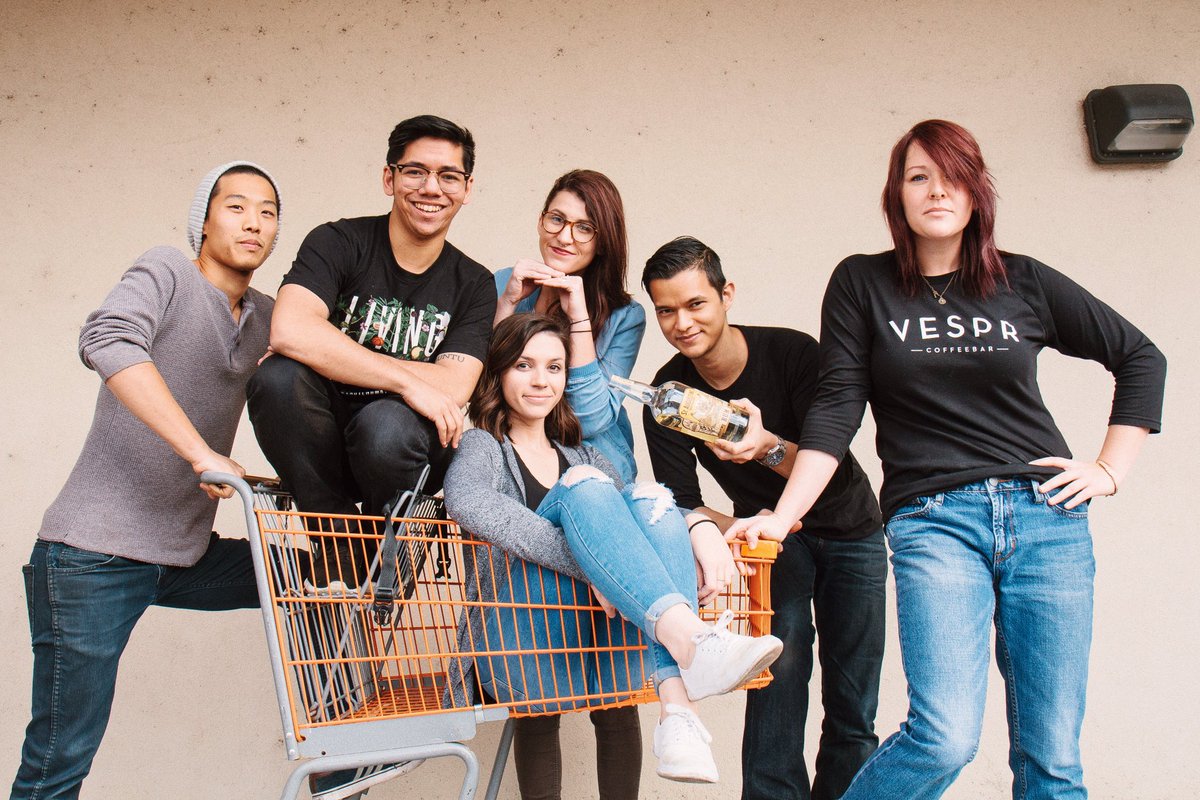 thevespr's tweet photo. From our family to yours, happy Thanksgiving! 🍰 https://t.co/1hvDO4nCkW