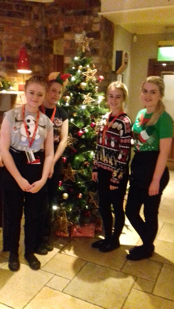 m3lissa1087's tweet photo. Team Xmas spirit, tinsel Thursday fun! #sellchristmas #HolidaysAreComing @SpencerGraydon @Jimbentley10 @WeAreSUGM @LauraDunelm https://t.co/SsyhonZTsX
