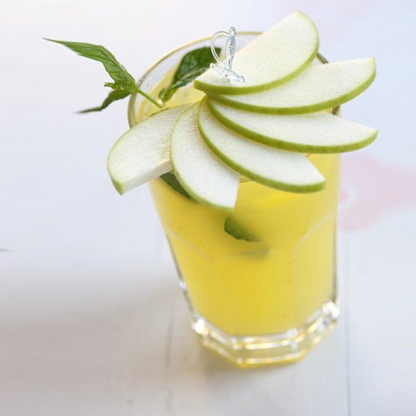 ZU on Twitter "zubrowka apple pie cocktail with a simple fan garnish