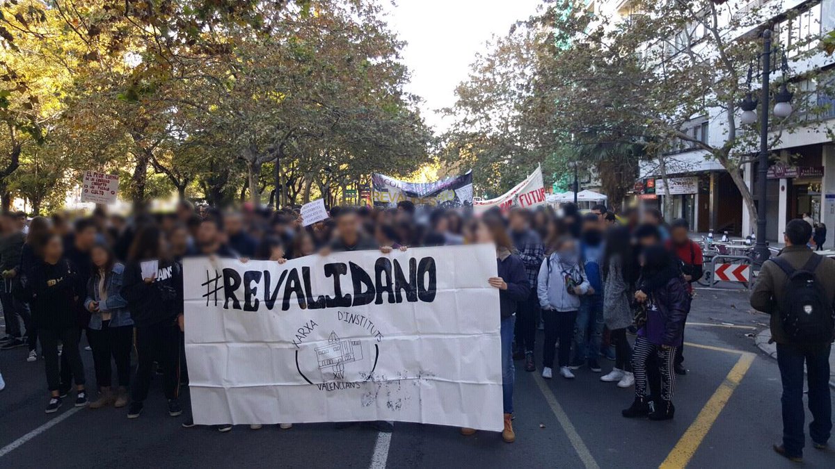 UnidosVsLOMCE's tweet photo. Avui hem format part del bloc crític a la manifestació, estem molt contents del suport que hem tingut. #NOaLaLOMQE https://t.co/AN3P5pQhHK