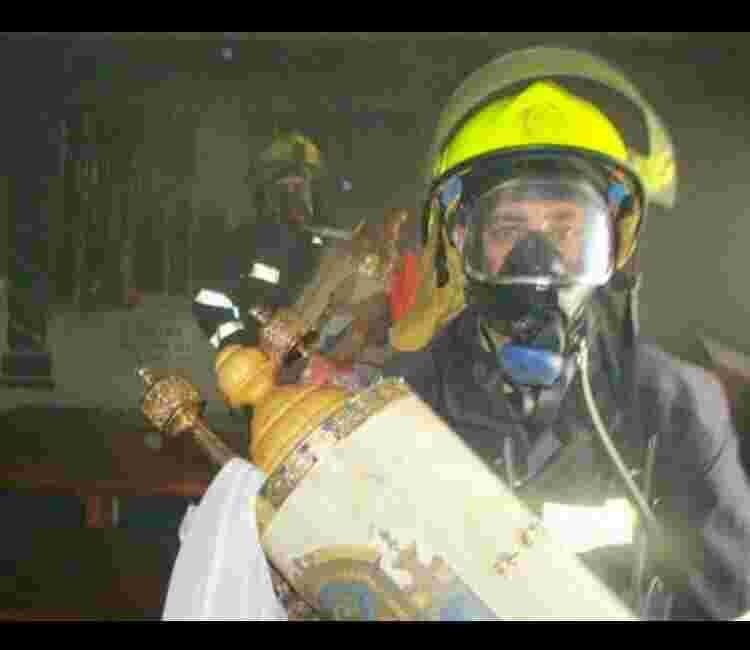 Powerful image: Firefighters save torah scrolls in Haifa fire. via <a href="/Muqata/">Muqata</a> 
#Israel #IsraelonFire