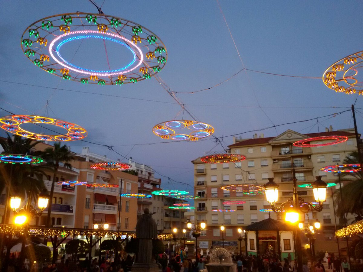 RTVMarbella's tweet photo. La #Navidad llega a #SanPedroAlcántara con el encendido de un alumbrado que tiene un mayor protagonismo este año en la plaza de la Iglesia. https://t.co/Ab75NW8Imw