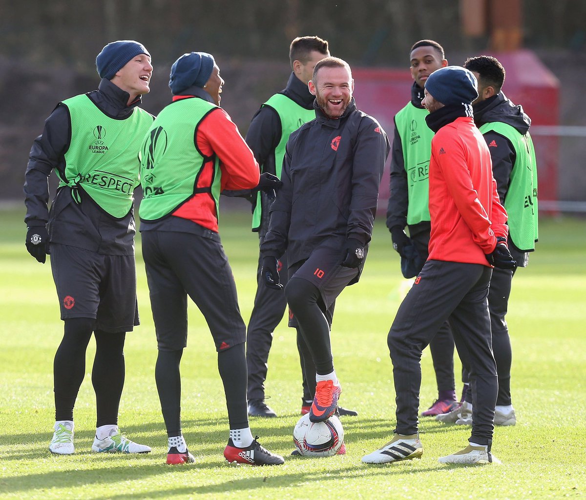 TotallyMUFC's tweet photo. Rooney: "Guys did you hear the one about Stevie G? 

He's SLIPPED into retirement" 

#ThankYouGerrard #Mufc https://t.co/DJboHJzt5A