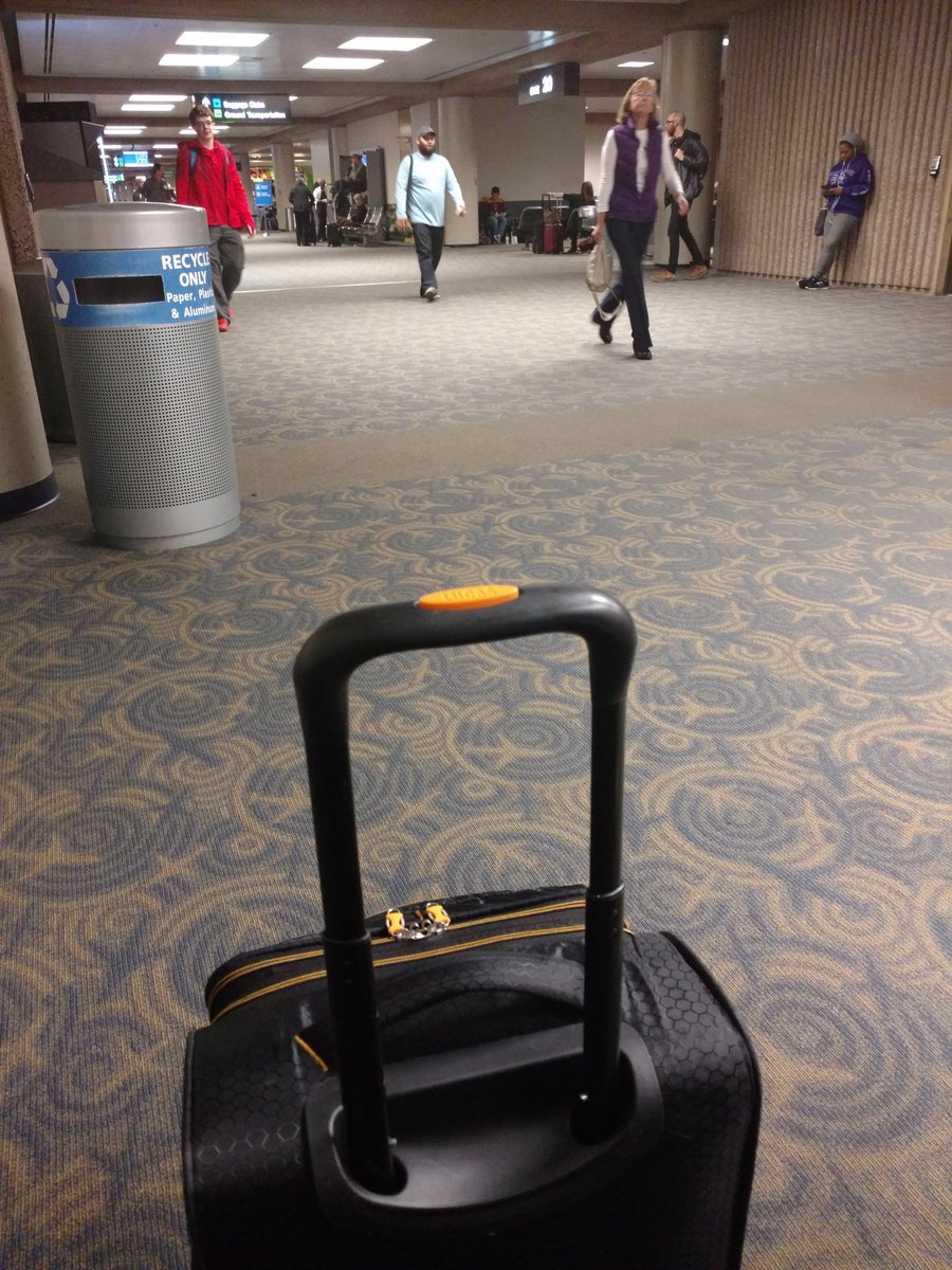 Thanksgiving AM at the airport.. T-minus 9 hrs to turkey.