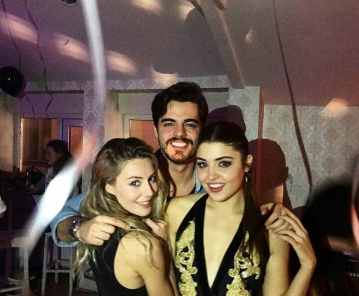 DiziciBagyan's tweet photo. Hep gül! 🎂💕 #handeerçel https://t.co/D1qhjW5kN9