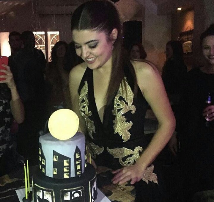 DiziciBagyan's tweet photo. Hep gül! 🎂💕 #handeerçel https://t.co/D1qhjW5kN9