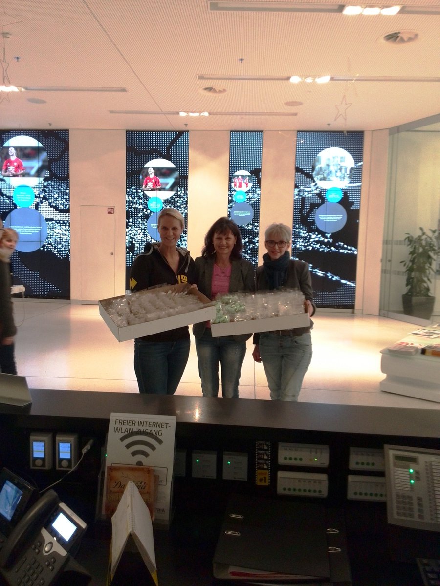 Wir überraschten heute die #Antenne Steiermark mit heißen #Bratäpfeln und mit zahlreichen #Süßigkeiten für die karitative #Kinderaktion.