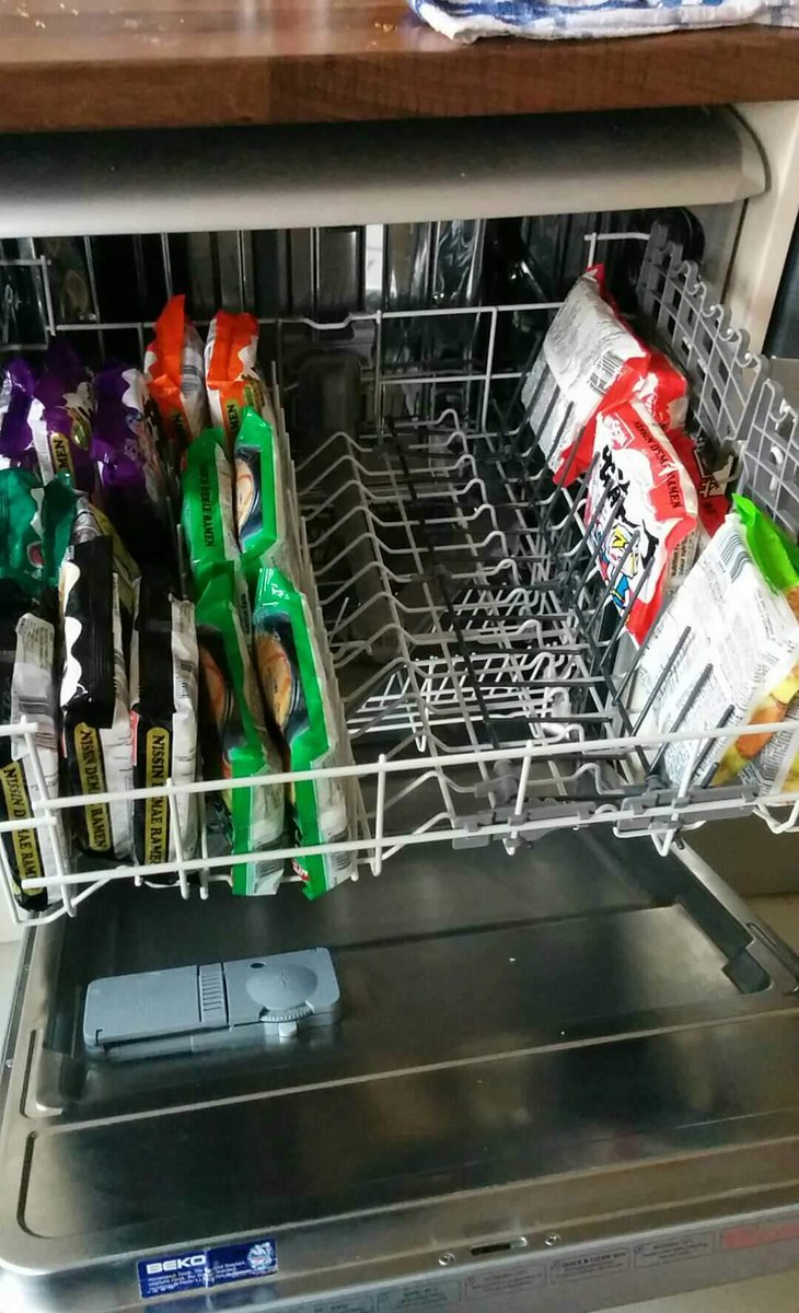 lilybakeruk's tweet image. No money to pay for the electricity for a dishwasher, but plenty of money for instant noodles. #studentlyf