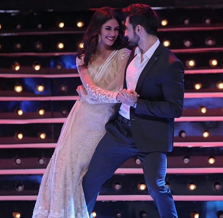 They slay😍 perfection describes them ! <a href="/mrunal0801/">Mrunal Thakur</a> <a href="/arjitaneja/">Arjit Taneja</a> #rabul #arnal