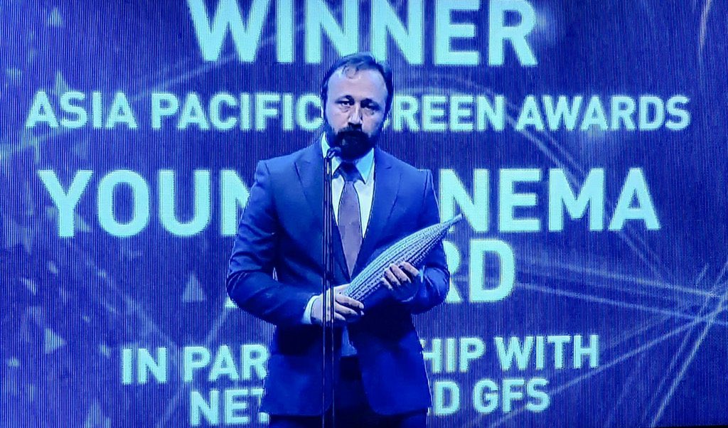 sinefesto's tweet photo. Kalandar Soğuğu Oscar öncesi güven tazeledi. Asya Pasifik Ödülleri'nde En İyi Film Ödülü Kalandar Soğuğu'nun oldu.

https://t.co/WkIZBmTvT8 https://t.co/N1BqIB1Wo7