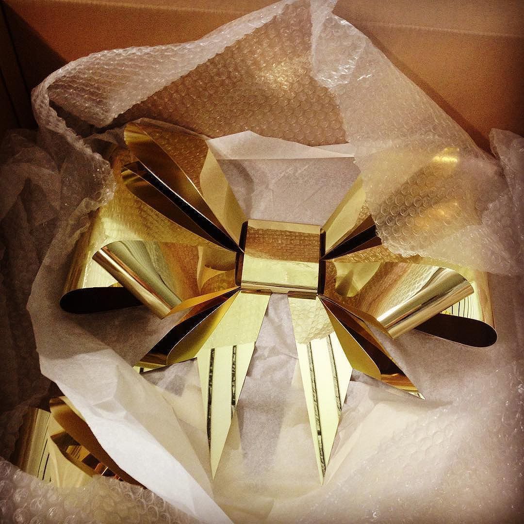 AteliersLeonard's tweet photo. Tadam! Après la maquette papier, les noeuds de Noël finalisés! En vol pour Oslo. Bravo la team👏🏼 #bow #christmas #gold #retail #designagency https://t.co/3T6qYyheM2
