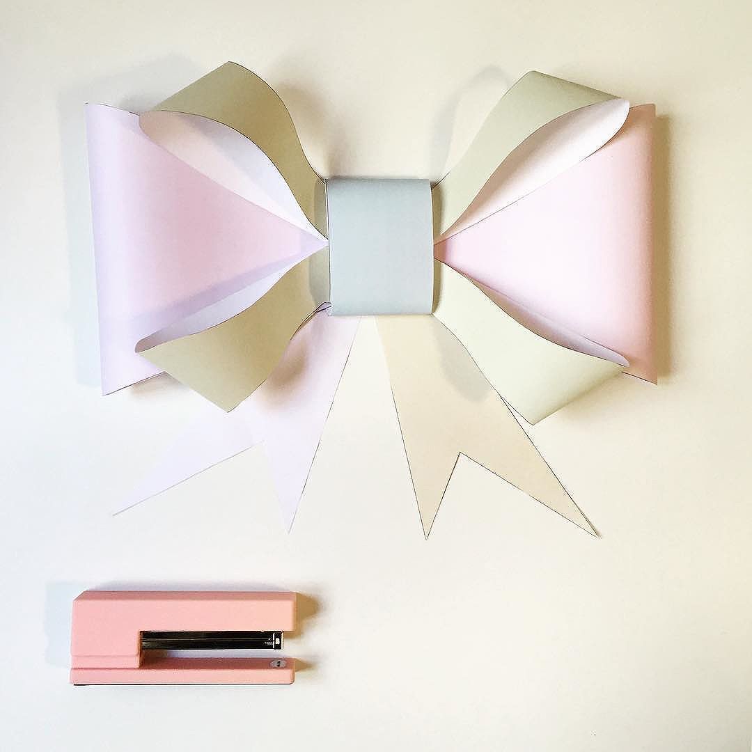 AteliersLeonard's tweet photo. Tadam! Après la maquette papier, les noeuds de Noël finalisés! En vol pour Oslo. Bravo la team👏🏼 #bow #christmas #gold #retail #designagency https://t.co/3T6qYyheM2
