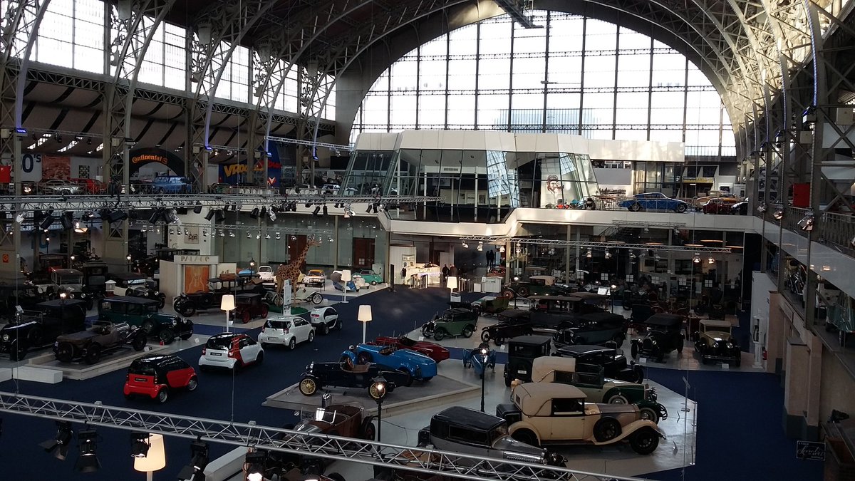 On a peur-être pas le Grand Palais, mais @AutoworldBxl, ça a vachement de la gueule aussi...