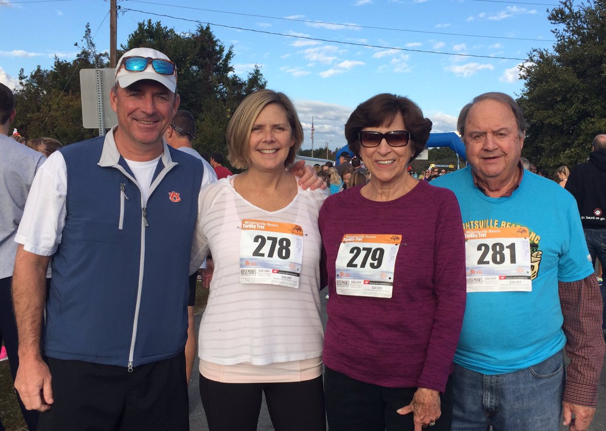 Bchasec3's tweet photo. #WBTurkeyTrot Happy Thanksgiving to all! https://t.co/nojKGVYpOv