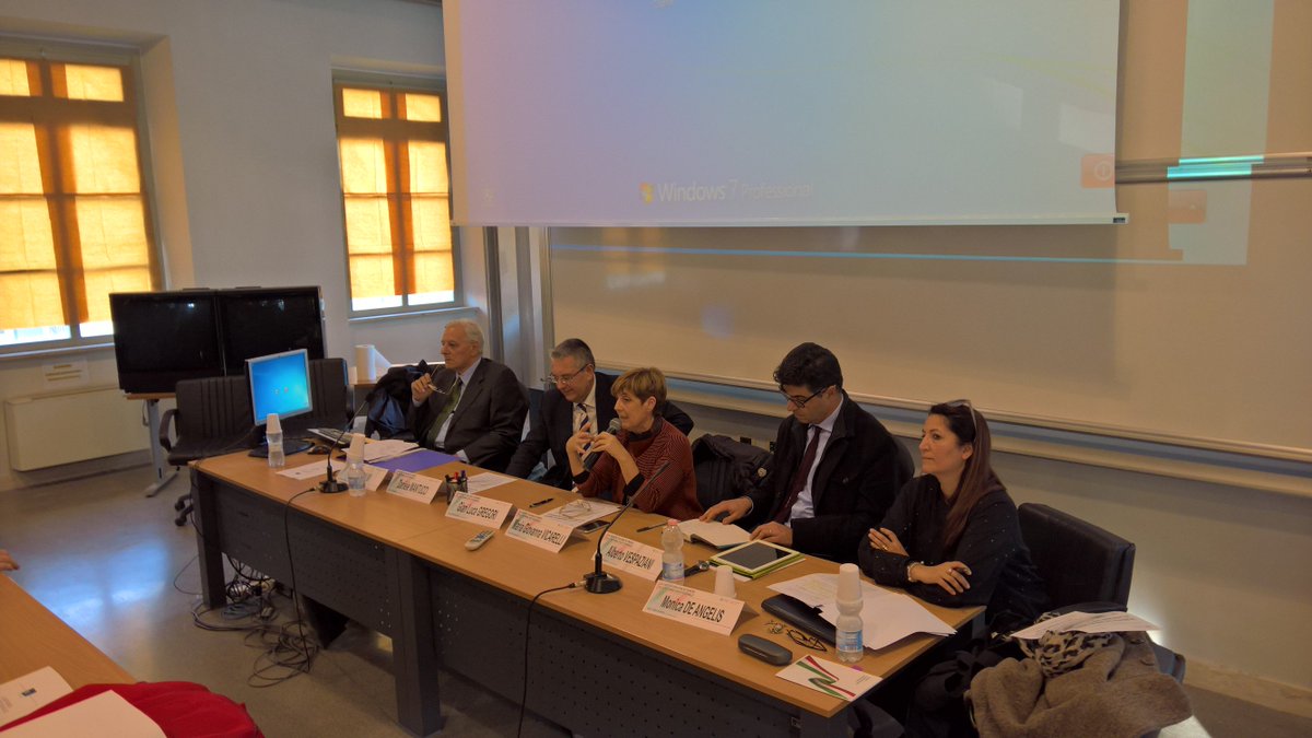 cerionimarta's tweet photo. @UnivPoliMarche #RiformaCostituzionale #san benedetto #facoltaeconomia #aula #gremita #merito https://t.co/BoguC8WANs