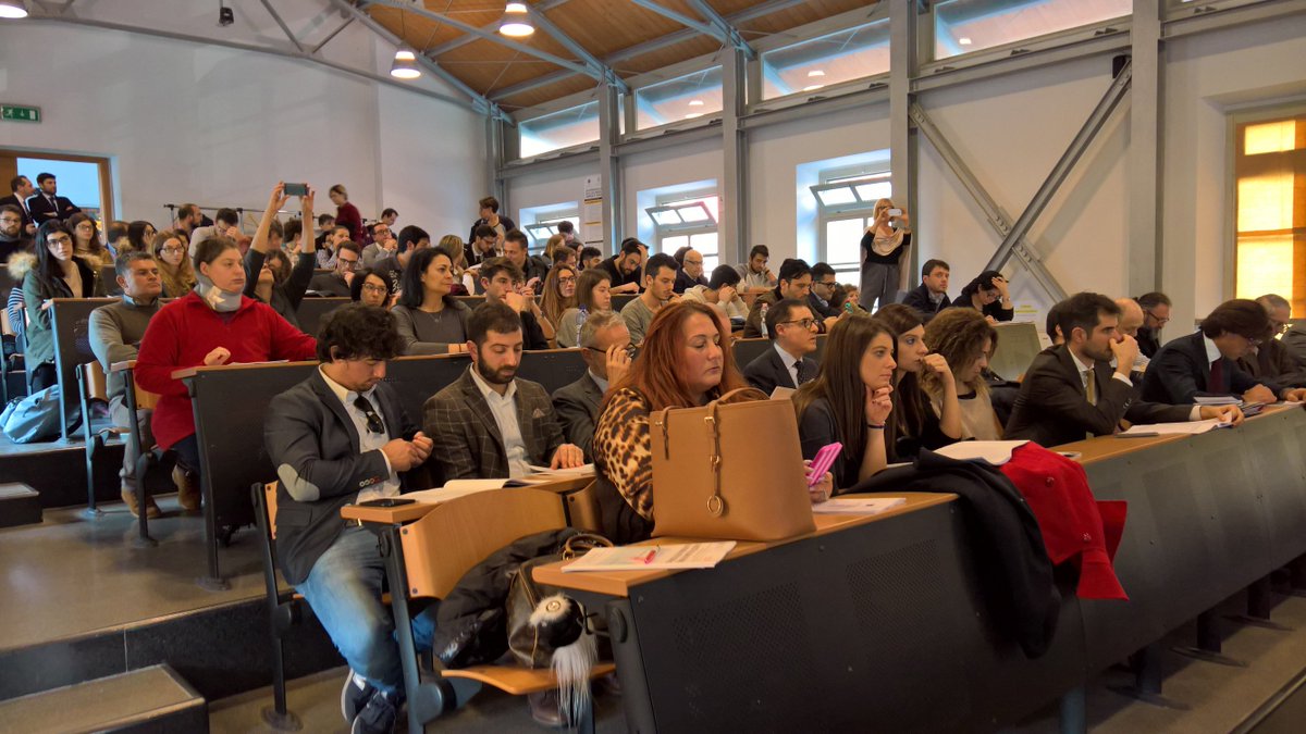 cerionimarta's tweet photo. @UnivPoliMarche #RiformaCostituzionale #san benedetto #facoltaeconomia #aula #gremita #merito https://t.co/BoguC8WANs