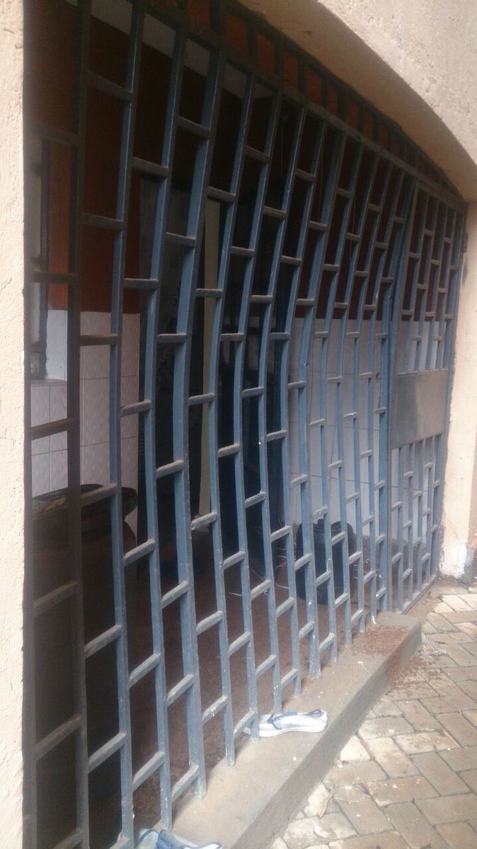 News254Ke's tweet photo. Lancore Apartments in Mucatha Ruaka is sinking. Tenants vacating. #NewsKe #RailaBill #BloggingInKenya https://t.co/zkk7iY8kdB