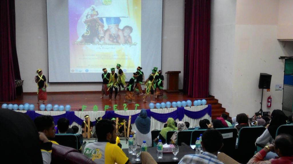 fafest16's tweet photo. [Live update]
Persembahan istimewa orang asli!  
#fafest16
#Hikamculturalnight
#closingceremony https://t.co/Pvv3KTQtgE