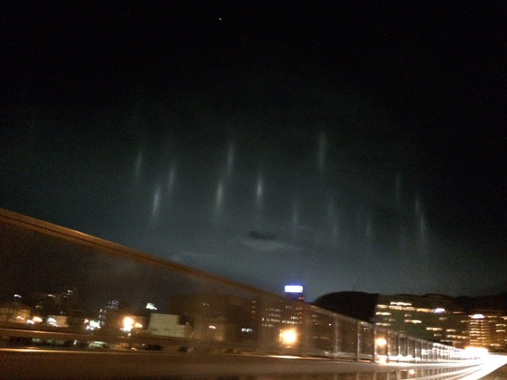 空に綺麗な光の柱が 漁火光柱 という珍しい現象らしい 目撃者多数 Togetter