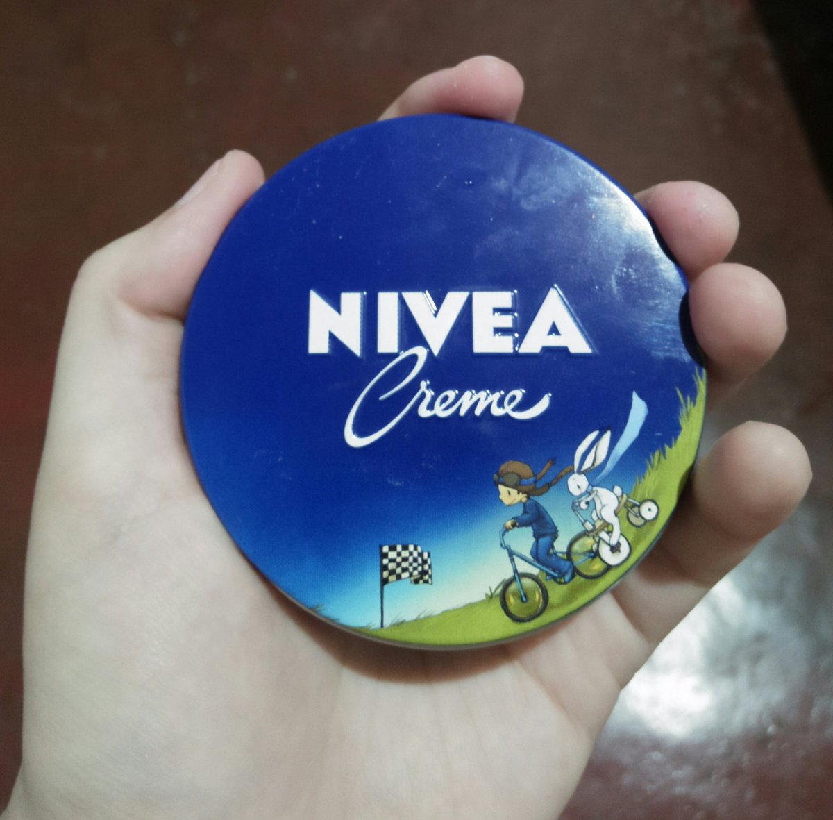 geraldania's tweet photo. I'm so happy my Papa bought me the bigger one. Mao ni ang secret sa akong natural highlight. Charot murajowg! #ForDrySkin https://t.co/Q2EEdaYYk8