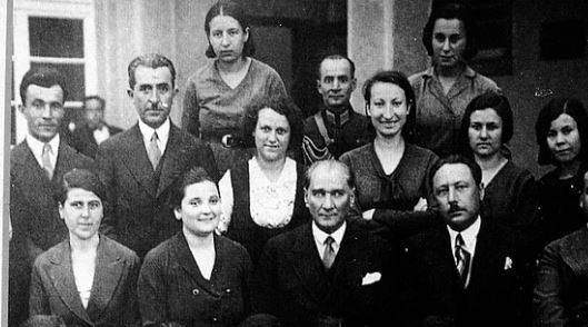 eksiseyler's tweet photo. Atatürk'ün İstanbul'dan Bursa'ya İzmir Zaferinin Kutlamaları İçin Giden Öğretmenlere Yaptığı Tarihi Konuşma https://t.co/MiSl4EPYg7 https://t.co/BY2kpJgH15