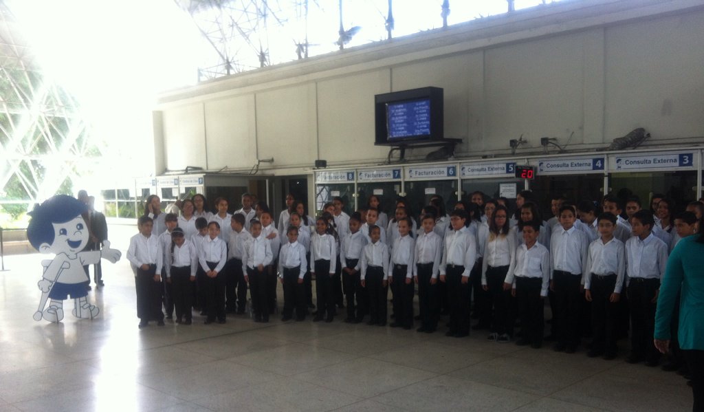 pah_elsistema's tweet photo. Inicio #Concierto #DiaDelMúsico en @Ortopedicovzla #NiñosCantoresDeVenezuela y #ProgramaHospitalario #LaMúsicaSana https://t.co/nkav8Bwtyh