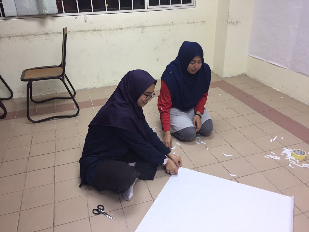 psychbazaar16's tweet photo. Ewah-ewah sampai panjat-memanjat. Ini bukan cabaran tarzan ok, ni abg2 akak2 gigih siapkan kelas utk Psych Day! 8.30am-5pm esok! HS Square! https://t.co/L7EKUFkzdt