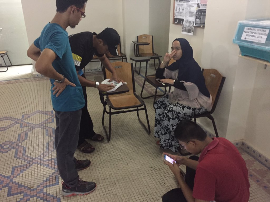 psychbazaar16's tweet photo. Ewah-ewah sampai panjat-memanjat. Ini bukan cabaran tarzan ok, ni abg2 akak2 gigih siapkan kelas utk Psych Day! 8.30am-5pm esok! HS Square! https://t.co/L7EKUFkzdt