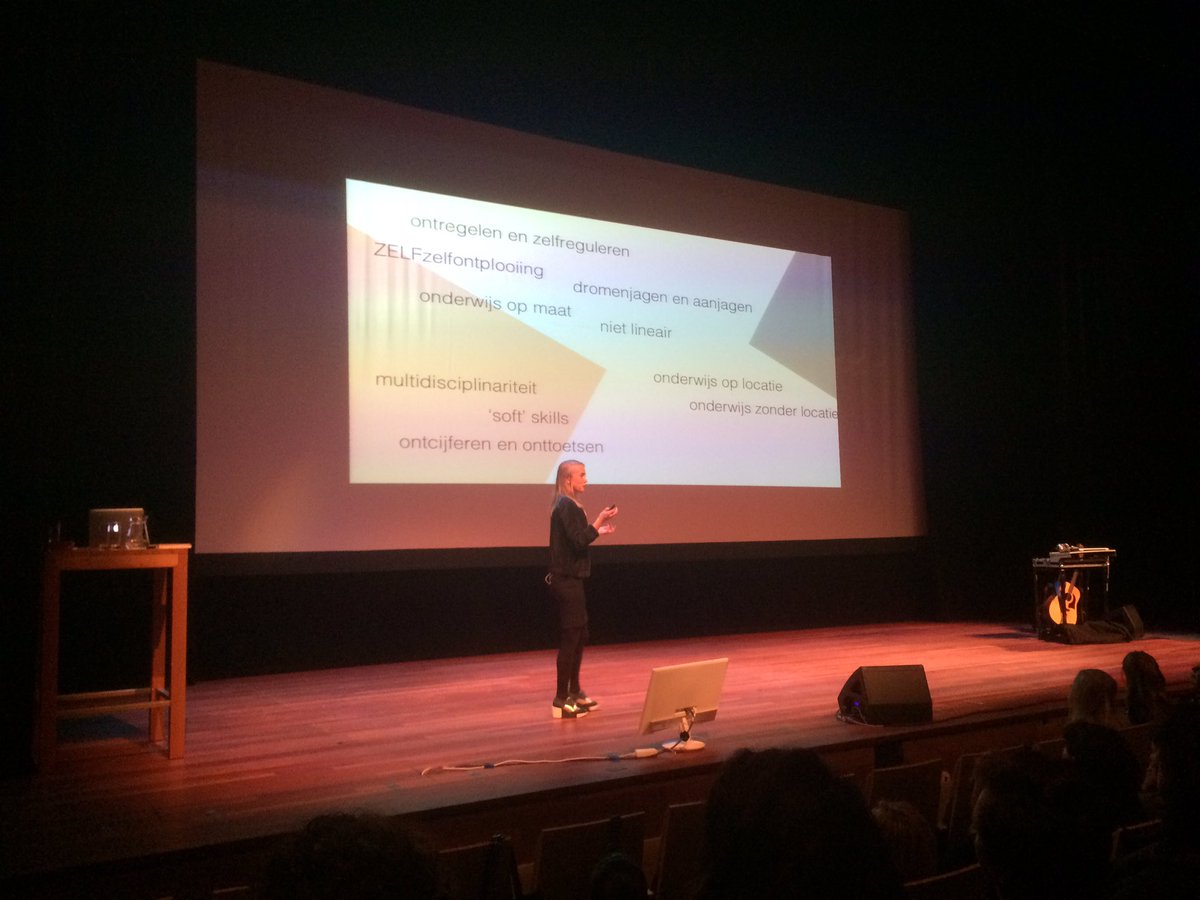 Toffe lezing van #ACI-docent Ingeborg Bruinewoud over de toekomst en ontboxing. #fontys #grow