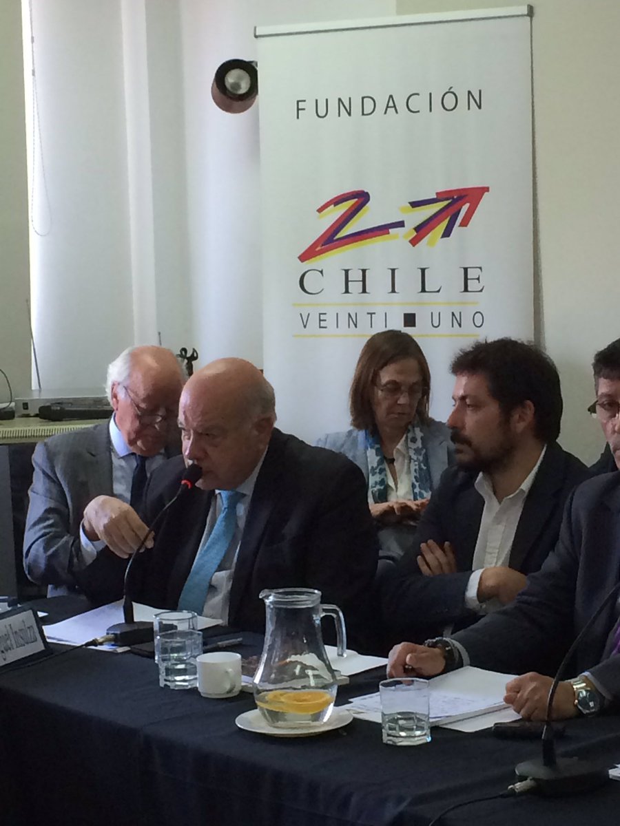 CHILE_21's tweet image. La política se ha apartado de la gente dice @Insulza en #forodelprogresismo @CHILE_21