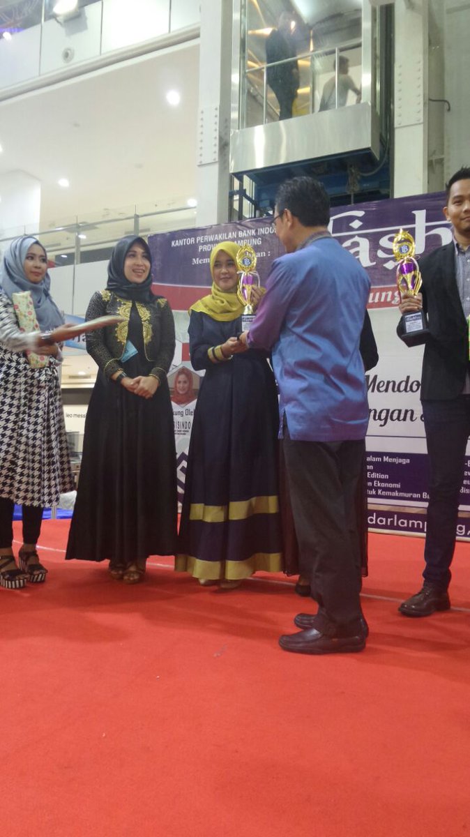 imantandreo's tweet photo. Indah Tri Astuti, perwakilan @BRISyariah_LPG juara 2 pada Syariah Idol Festival Lampung Syariah 2016 #infobris https://t.co/1GnXkOIXtF