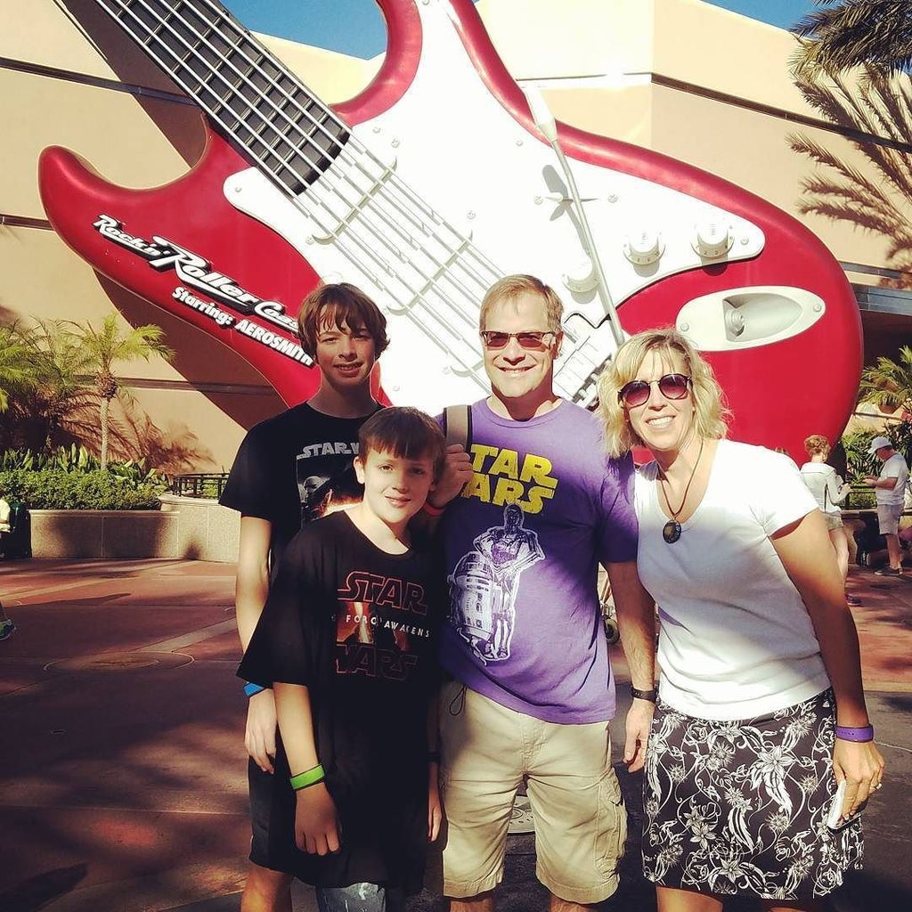 punk4713's tweet photo. Happy Thanksgiving from Disney! #fbalbum https://t.co/UaZfbVsKDc https://t.co/L6xJmnfFGn