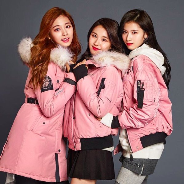 twicebr's tweet photo. [PIC] 231116 Foto de Tzuyu, Chaeyoung e Sana postada no instagram da NBA Style https://t.co/yv5xE4BIZ8
