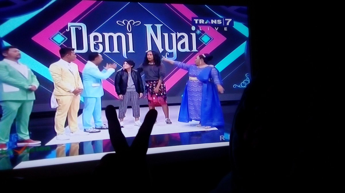 risasae's tweet photo. Nyai cantik lagi di Taman Mini Indonesia Indah @DemiNyaiT7  #NyaiBagiHarta3 https://t.co/PEvWxBW82x