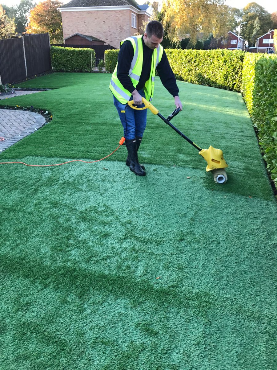 @TheGrassMaster3  i would like to introduce you to The AGM Electric Artificial Grass Power Brush forevergreenlawns.co.uk/product/artifi… £166.24 + vat