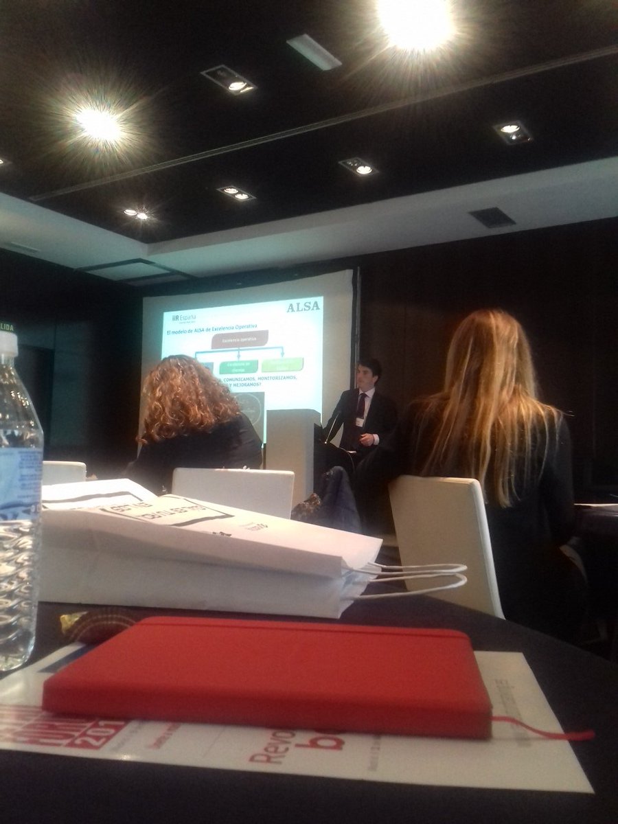 Jcarloscarri's tweet photo. "Que es lo que está pidiendo el cliente y como toco mis procesos para dárselo" @c_acha de ALSA #transformaciondigital2016 https://t.co/GMgmSlAo0j