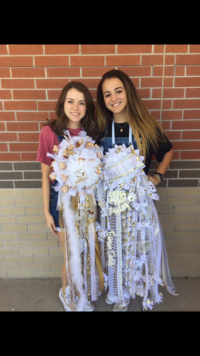 SydneyAwright's tweet photo. HAPPY BIRTHDAY to my amazing friend!!!! i love you so much and i hope your day is awesome!!!! @sarabethmartini https://t.co/QssVVWcX2c