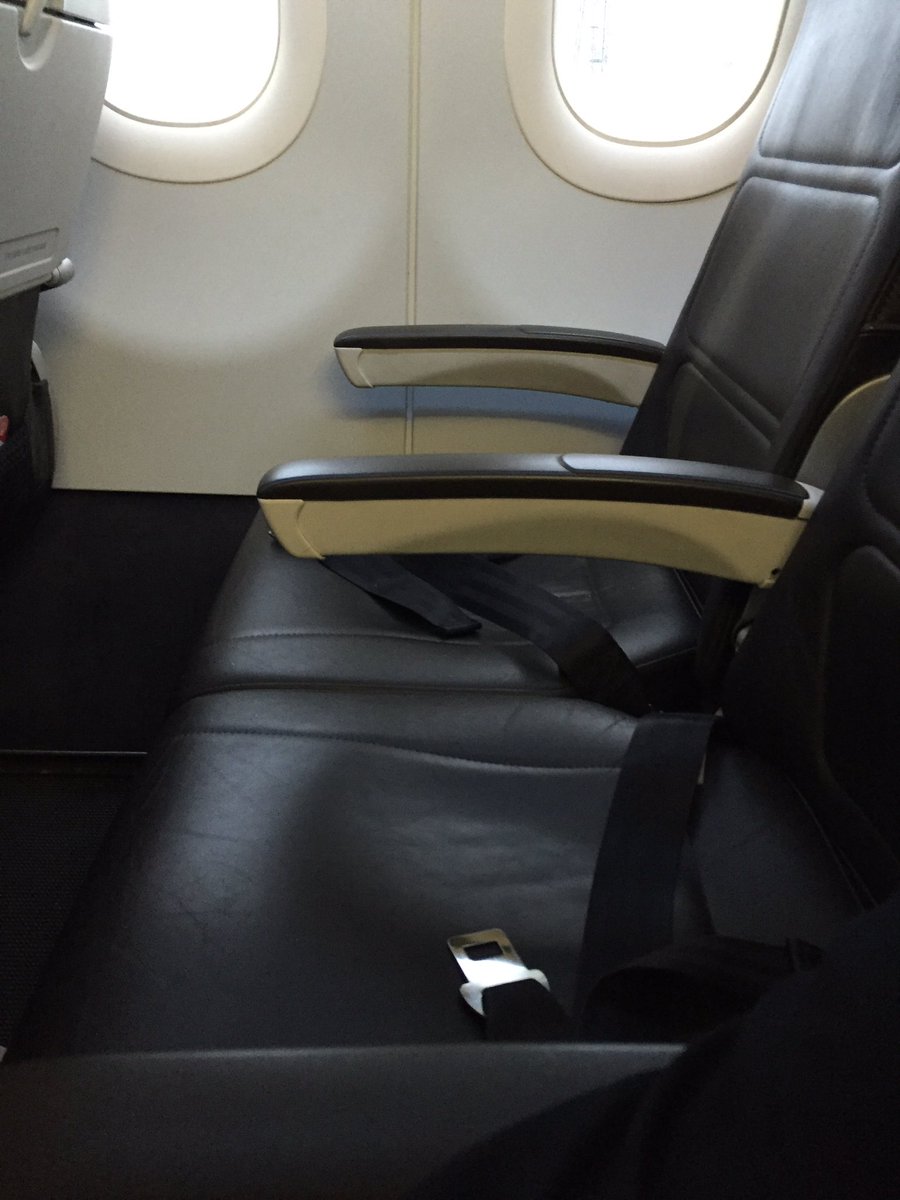 oli_adams_'s tweet photo. Such a nice sight after the plane takes off! #britishairways #freerow https://t.co/r6mjpW3q5l