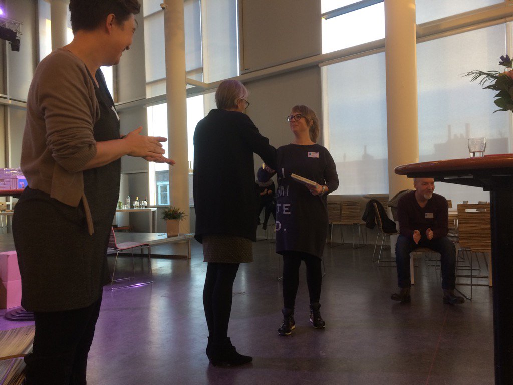 IkoDoeland's tweet photo. Selma Klinkhamer overhandigt officieel het spel 'Versta je vak!' aan een deelnemer #LOB010 https://t.co/yeuVS7NFF0