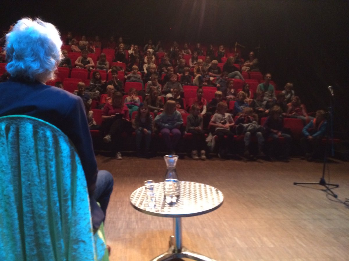 Oldenije's tweet photo. Wat wil je weten van de cabaretier, acteur, schrijver,dichter en presentator #Rients Gratama? Naar de microfoon tijdens Collegetour. https://t.co/jMegU5kzlO