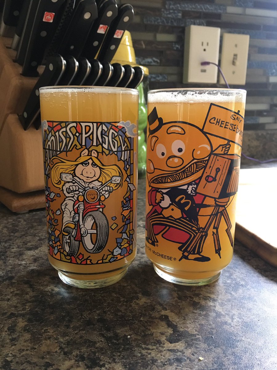 veronicajulep's tweet photo. Morning #mimosas to start our #firstthanksgivingtogether #misspiggy #mayormccheese #livingitup with @fukur https://t.co/gwem86xRgk