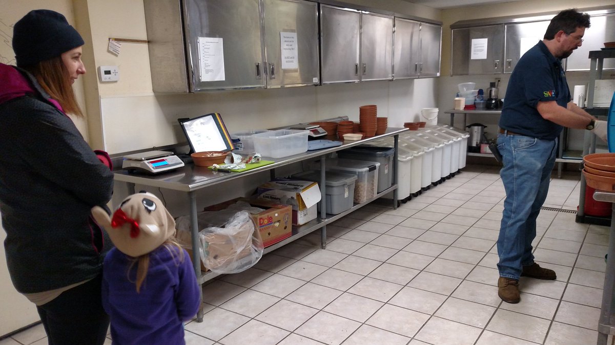 cityoftopeka's tweet image. Penny watching bears get fish: I thought bears liked honey

Chef Martin: They do. But it's a treat #TIL #zoothanksgiving