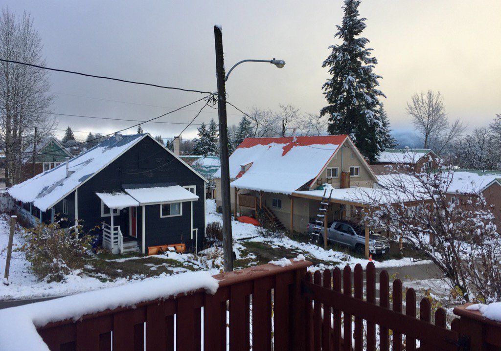 afsoutdoors's tweet photo. It's a mountain town alright:) #Rossland #RedMt #BigRdCats https://t.co/GaMuPwPkCJ