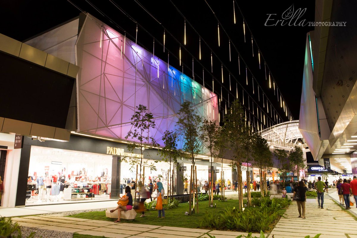 Twt_ParitBuntar's tweet photo. Design Village Penang, Batu Kawan kini dibuka https://t.co/1enUdfonWI