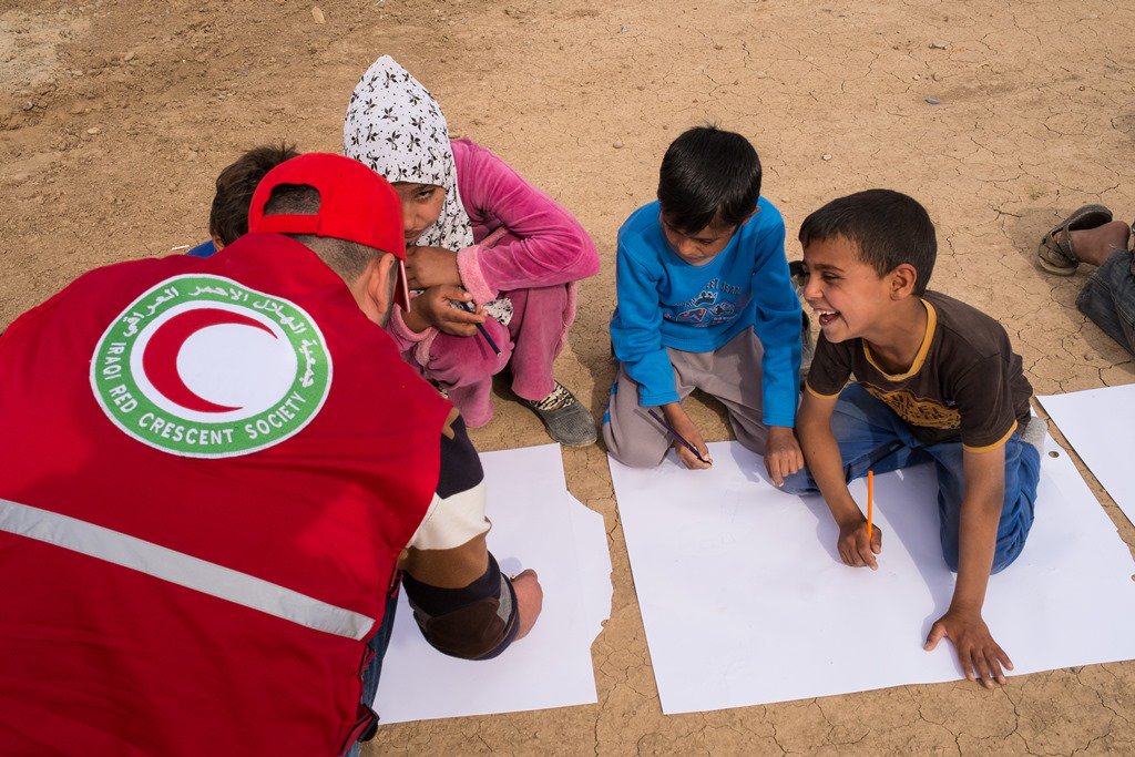 Welcome to the @iraqircs’s drawing group! In camps near #Mosul, #Iraq, volunteers are helping children who fled their homes smile again.