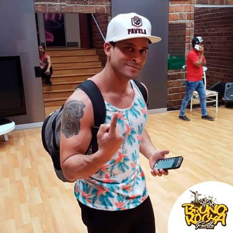 BrunoRochaTeam's tweet photo. El bello de @criscadominguez de @GranOrquestaOfi ya tiene su gorra #Favela de nuestro churro @BruRochaOf ❤ Le queda genial😊😍 https://t.co/4bnSNTivN1