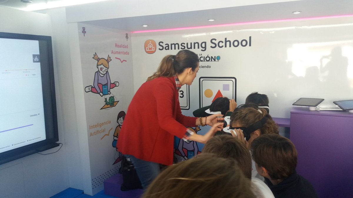 inmediastudio's tweet photo. El autobús de Samsung School hoy para en Sevilla para mostrar aplicaciones innovadoras para educación. ¡Nosotros con immersive learning! https://t.co/YsNBQ96OyK