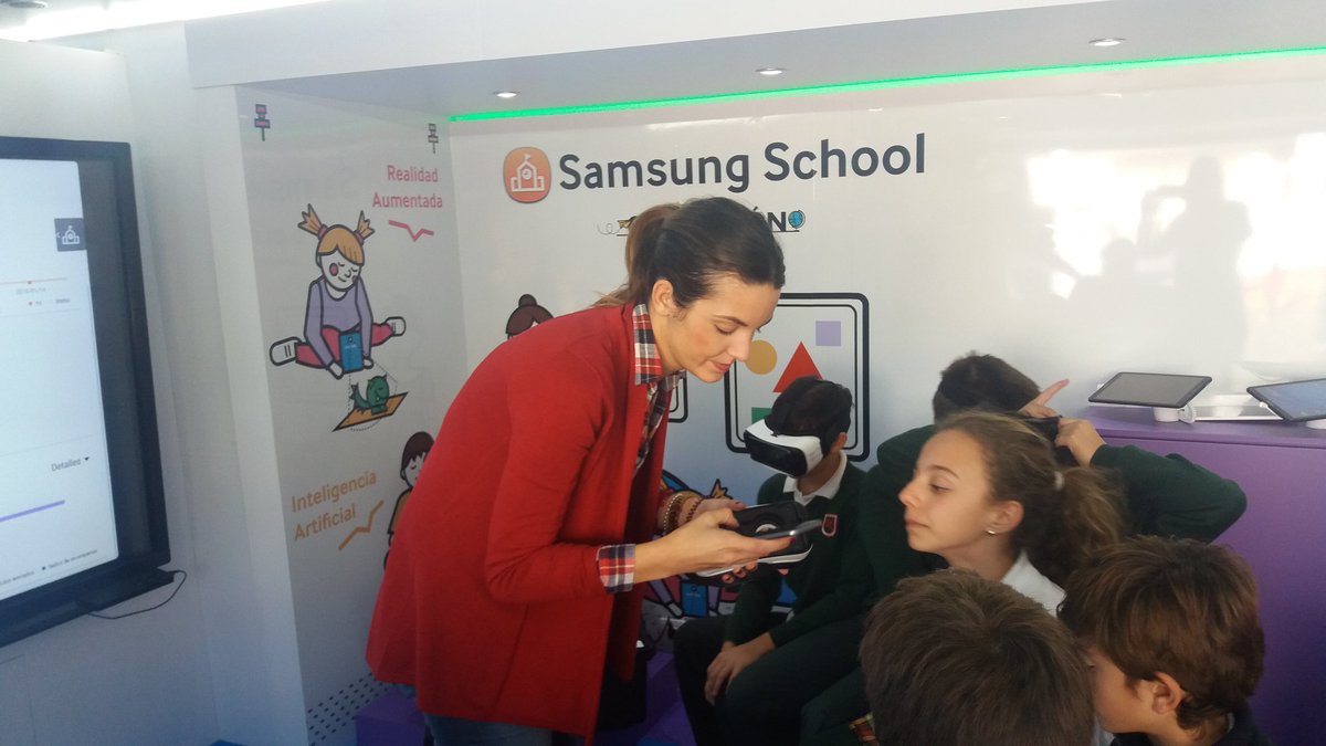 inmediastudio's tweet photo. El autobús de Samsung School hoy para en Sevilla para mostrar aplicaciones innovadoras para educación. ¡Nosotros con immersive learning! https://t.co/YsNBQ96OyK