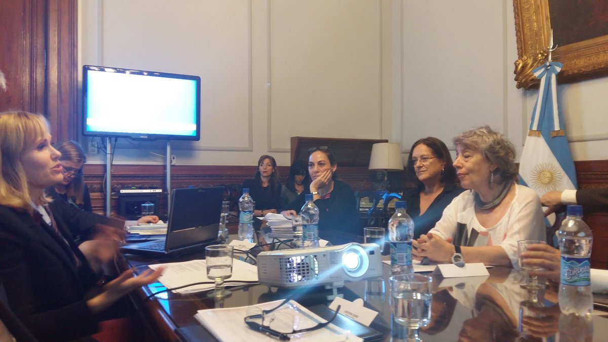 BauerFlorence's tweet photo. Con la Defensora de niñez de Noruega en @SenadoArgentina con @NormaMorandini: el defensor tiene que ser autónomo e independiente #defensorya https://t.co/QUq1hQ1clU