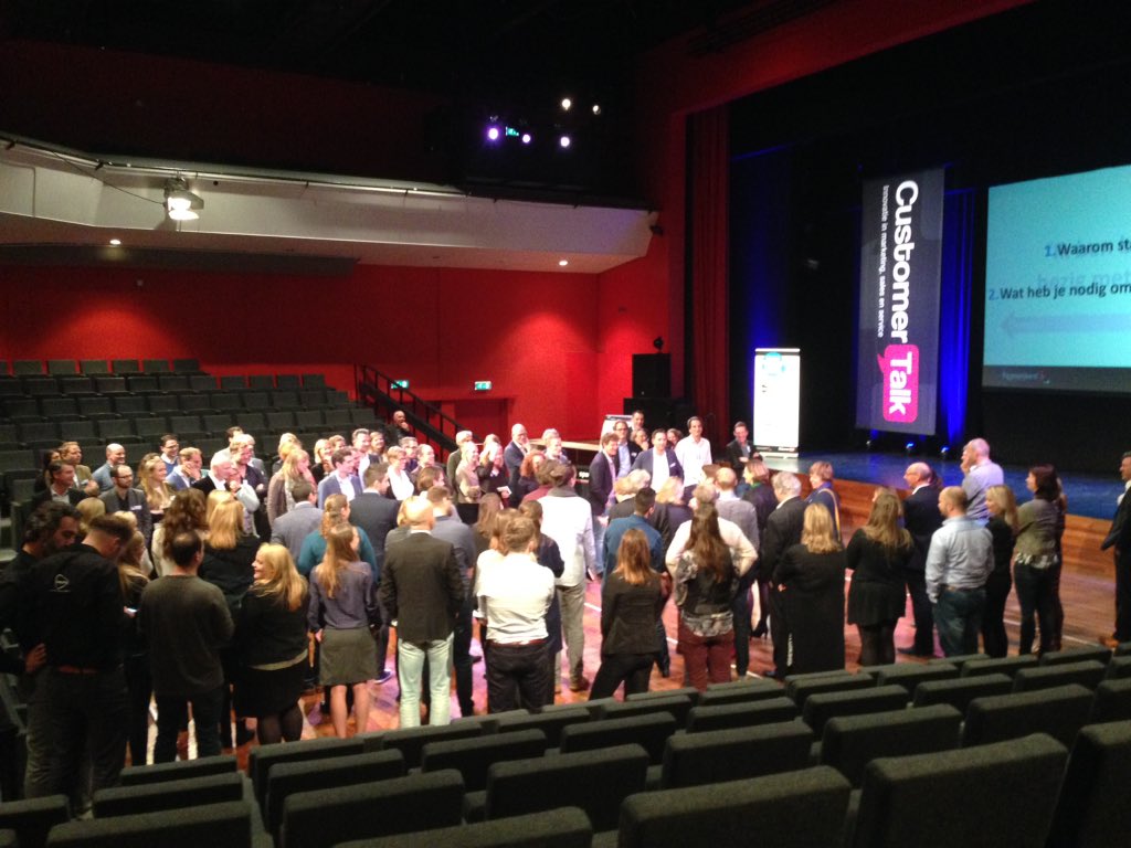 odeleeuw's tweet photo. De helft van de zaal kan dus goede social media tips geven aan de andere helft #dimday16 https://t.co/HdazMKvJn1